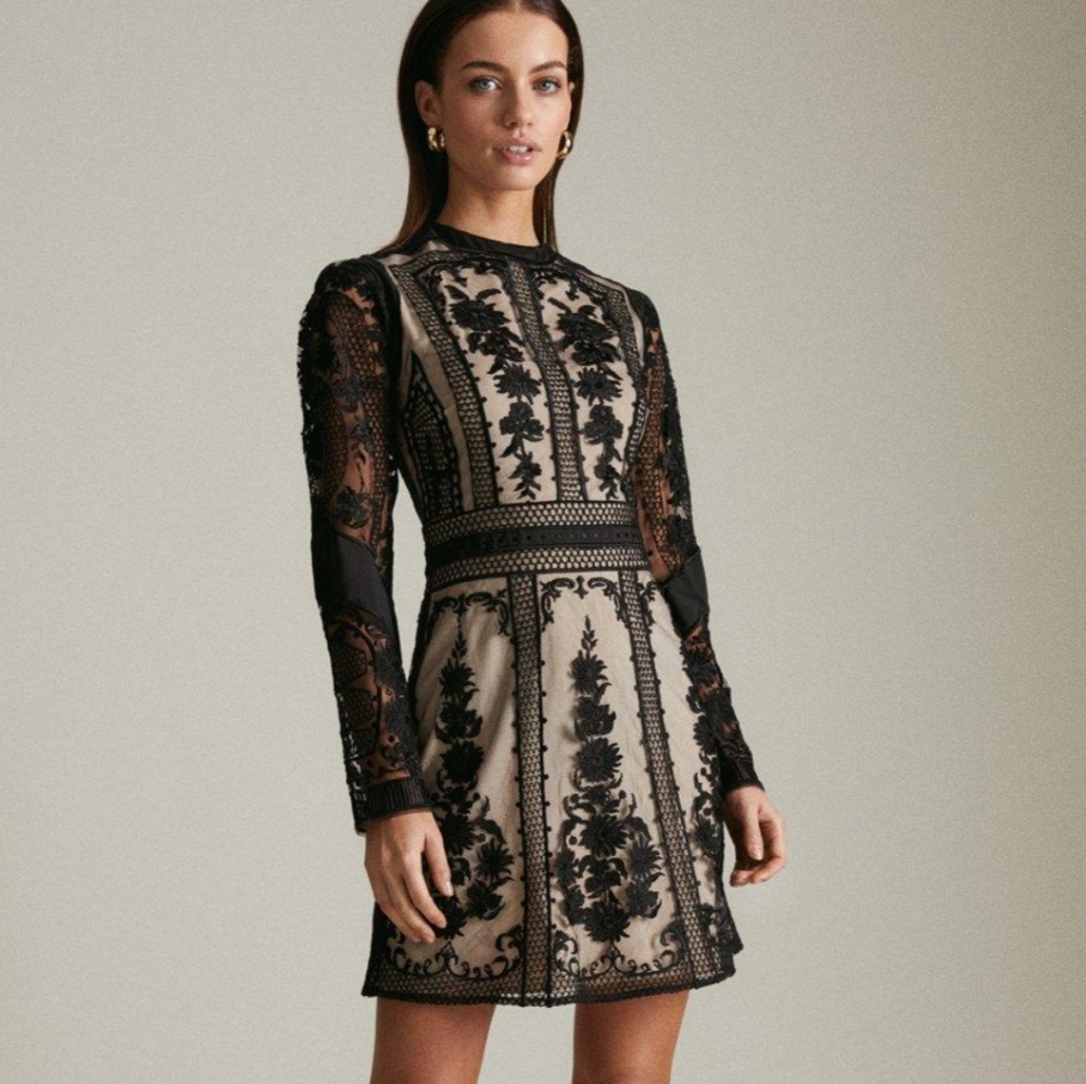 SALE‼️Last Day Karen Miller  petite Sz:10 Contrasting Embroidery Mini